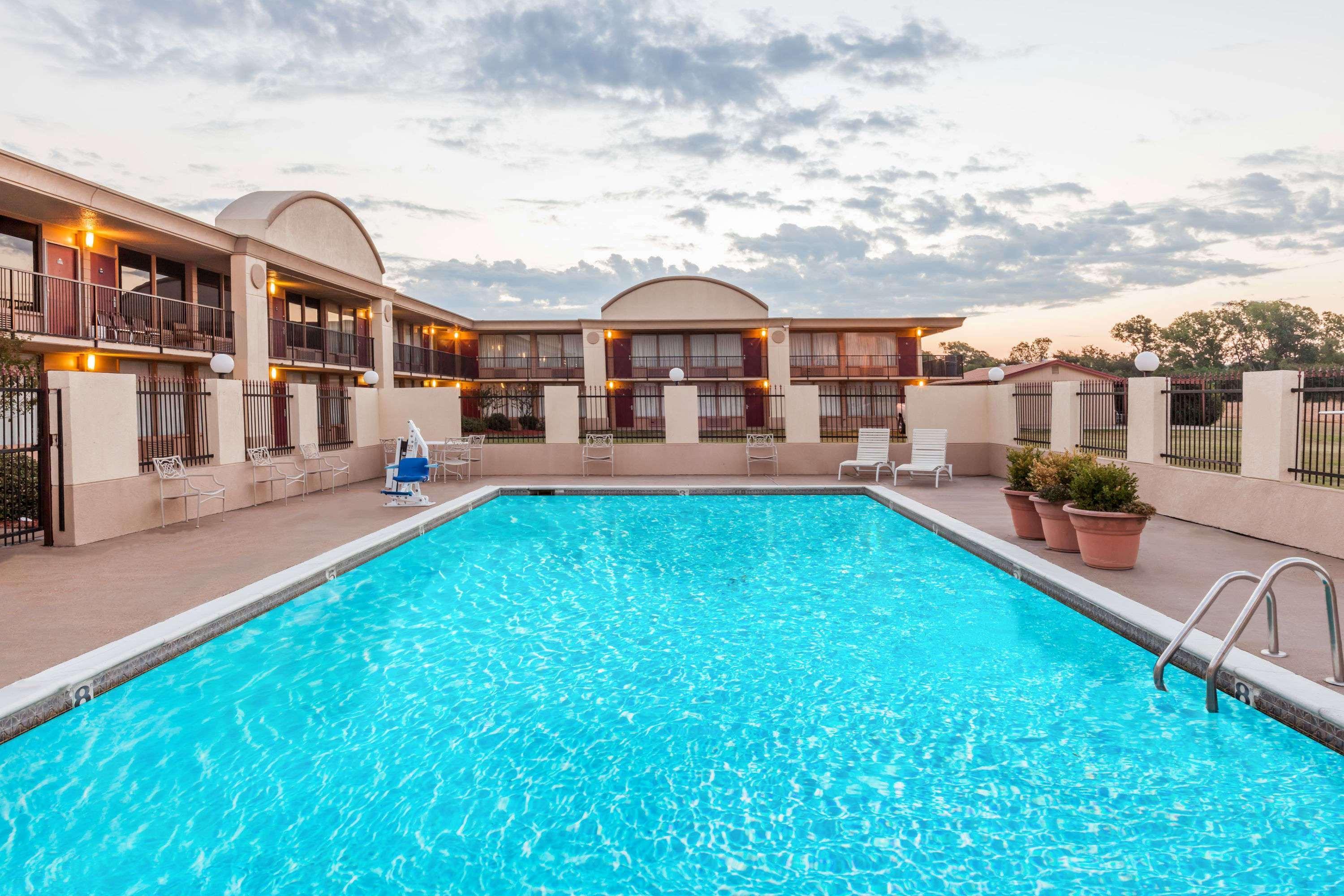 Days Inn By Wyndham Hillsboro Tx Exterior photo